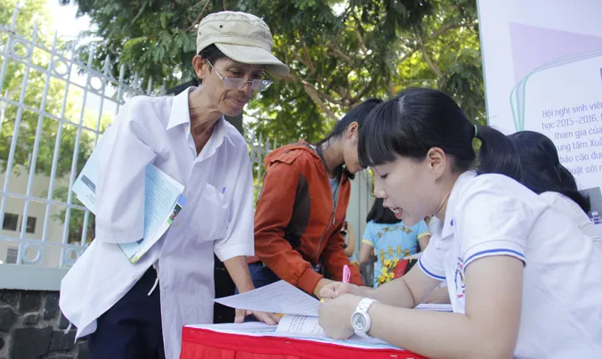 Ông Nguyễn Văn Hùng (Đà Nẵng) tham dự ngày hội tư vấn để tìm hiểu thông tin tuyển sinh cho con. Ảnh: Thanh Trần.