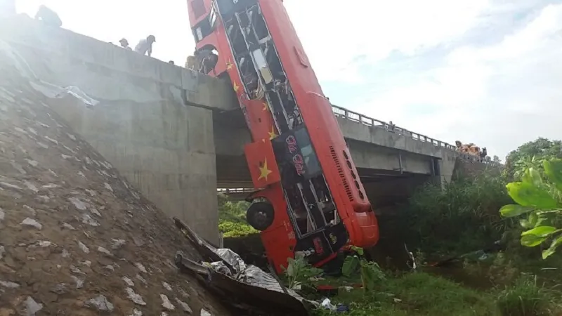 Hiện trường vụ tai nạn khiến 1 người chết, 10 người bị thương.