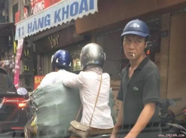 Người đàn ông móc trộm tiền trong ví của người đi đường. Ảnh cắt từ clip.