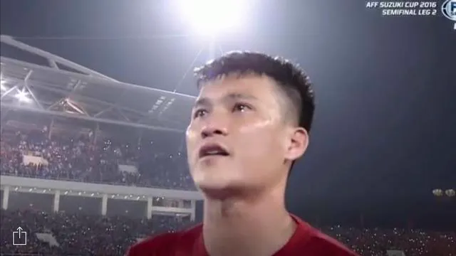 Hình ảnh Công Vinh khóc vì xúc động trong nghi lễ hát Quốc ca trước khi bước vào trận đấu với Indonesia. Ảnh: cắt từ màn hình.