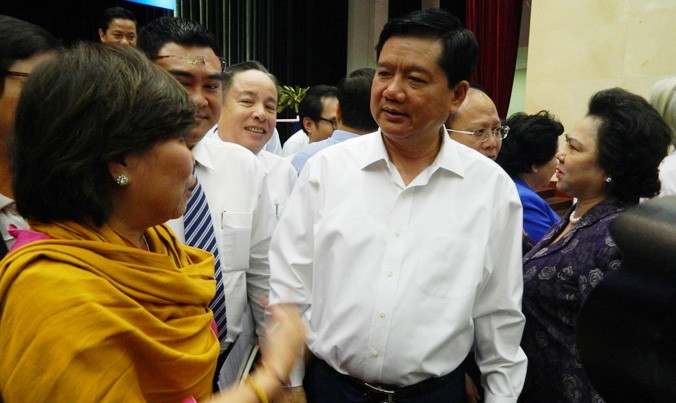 Bí thư Thành uỷ TPHCM Đinh La Thăng trao đổi với các doanh nghiệp.