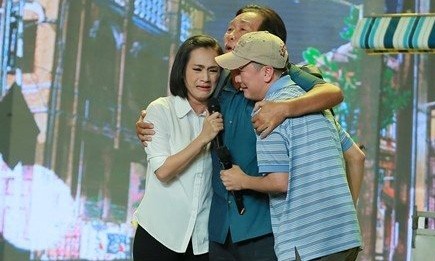 Lệ Thi và Đàm Vĩnh Hưng khóc khi nhớ đến cha. Ảnh: Duy Quang.