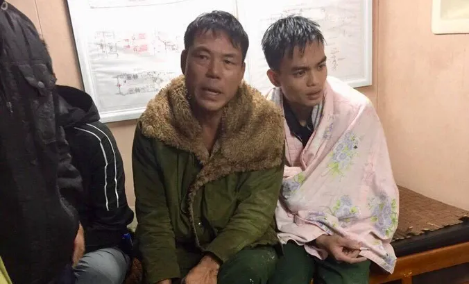 Ba thuyền viên được lực lượng cứu hộ đưa vào bờ an toàn.