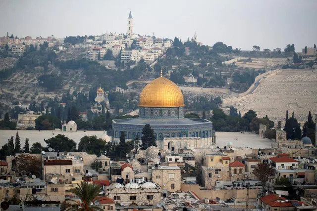 Tổng thống Mỹ Donald Trump thông báo ý định chuyển đại sứ quán Mỹ từ Tel Aviv đến Jerusalem. Ảnh: Reuters.