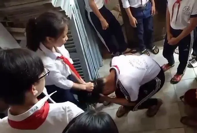 3 nữ sinh chỉ biết ôm đầu khóc, kêu gào thảm thiết. Ảnh cắt ra từ clip.
