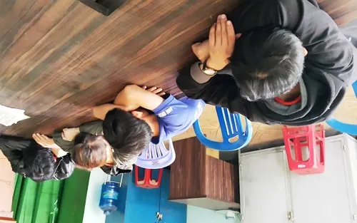 Một số nghi can bị tạm giữ.