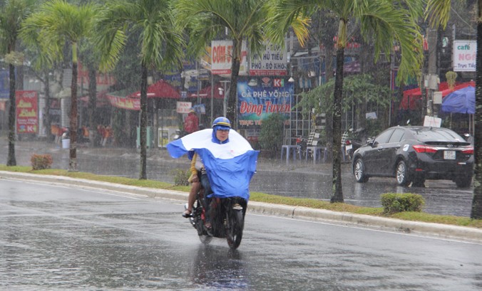 Mưa kéo dài tại Cần Thơ do ảnh hưởng bão Tembin.