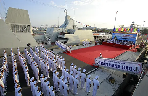 Nghi thức thượng cờ, đưa hai tàu hộ vệ tên lửa vào hoạt động. Ảnh: VnExpress.