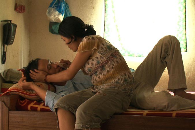 Cảnh trong phim “Trong hay ngoài vòng tay em”. Ảnh: Lan Hương.