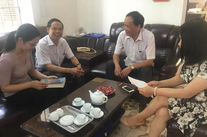 Ông Nguyễn Đức Nguyên (thứ 2 từ trái sang) với văn nghệ sỹ địa phương.