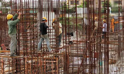 Nhiều doanh nghiệp than phải mất chi phí không chính thức để yên ổn làm ăn. Ảnh minh họa: Vũ Lê.