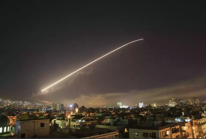 Bầu trời Damascus (Syria) vào thời điểm bị Mỹ - Anh - Pháp không kích. Ảnh: AP.