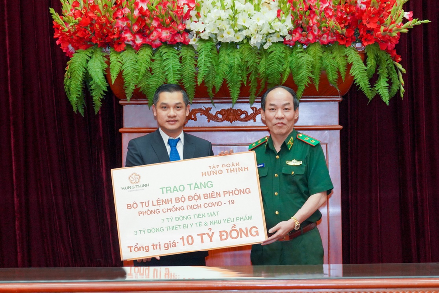 Ông Nguyễn Văn Cường - Phó Chủ tịch Tập đoàn Hưng Thịnh (bên trái) trao bảng tượng trưng cho Trung tướng Đỗ Danh Vượng - Bí thư Đảng uỷ, Chính uỷ Bộ đội Biên Phòng nhằm hỗ trợ hoạt động phòng, chống dịch COVID-19.