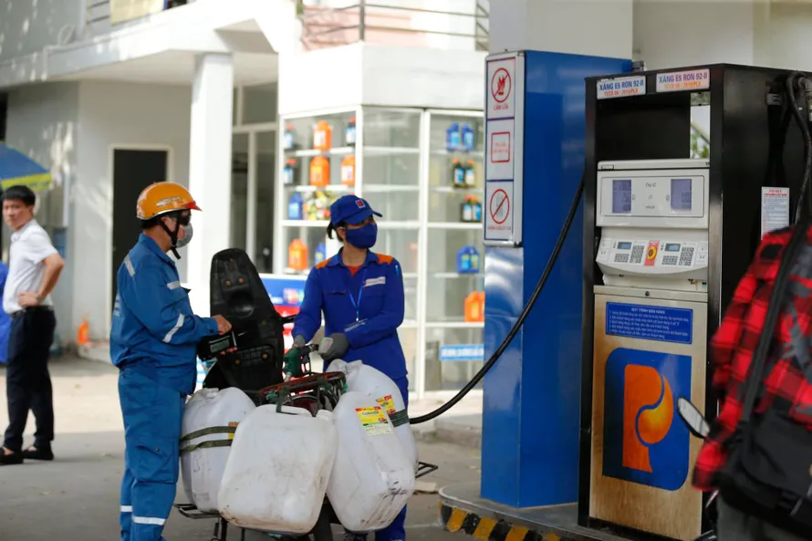 Theo cơ quan quản lý, giá bán lẻ các mặt hàng xăng dầu từ 15h hôm nay được điều chỉnh tăng khá mạnh