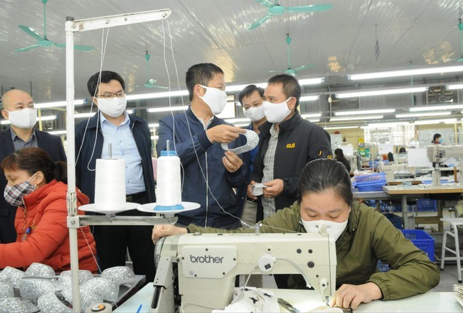 Nhóm hàng dệt may tiếp tục ghi dấu ấn thời COVID-19 khi kim ngạch đạt tới 4,76 tỷ USD, tương đương cùng kỳ năm ngoái. 