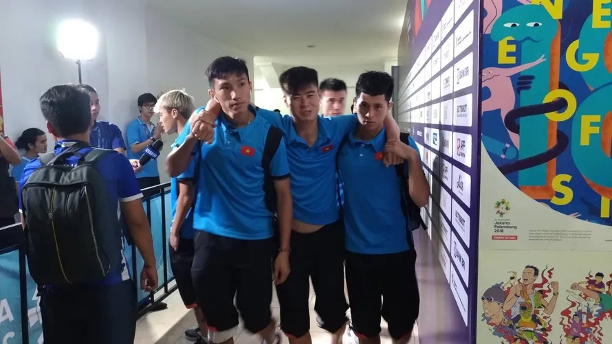 Duy Mạnh bị chuột rút ở trận đấu của Olympic Việt Nam với Syria tối 27/8.