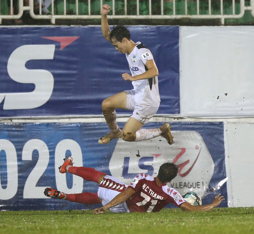 Văn Toàn vừa cùng HAGL đánh bại Tp Hồ Chí Minh 5-2 ở vòng 13 LS V-League 2020.