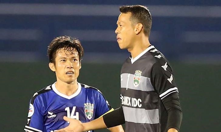 Tiền vệ Lê Tấn Tài và thủ môn Tấn Trường đều từng là "người cũ" của Becamex Bình Dương trước khi đầu quân cho CLB Hà Nội.