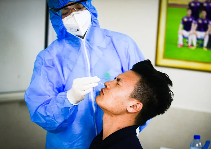 CLB Hà Nội xét nghiệm COVID-19 cho các cầu thủ khi tập trung trở lại sau Tết Nguyên đán 2021. (ảnh Anh Hội)