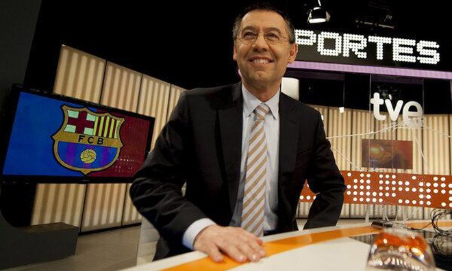 Bartomeu bị nghi "đi đêm" với RFEF để giúp Barcelona hưởng lợi. 