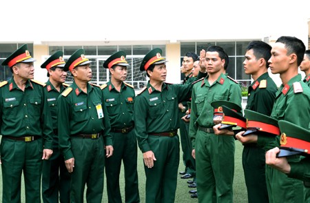  Trung tướng Nguyễn Quốc Khánh kiểm tra việc cắt tóc tại Lữ đoàn 144 (Bộ Tổng tham mưu).