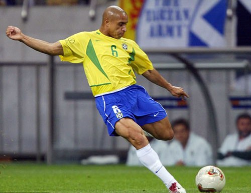 Roberto Carlos bị cáo buộc dùng chất kích thích để tăng cơ đùi