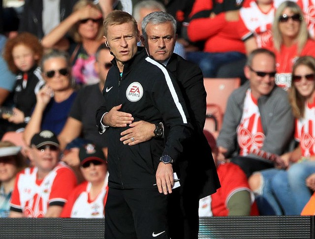 Mourinho được cho là có hành vi không đúng mực với trọng tài 