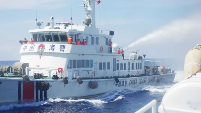 Tàu Trung Quốc bắt đầu phun vòi rồng vào tàu của Việt Nam. Ảnh: Công Định