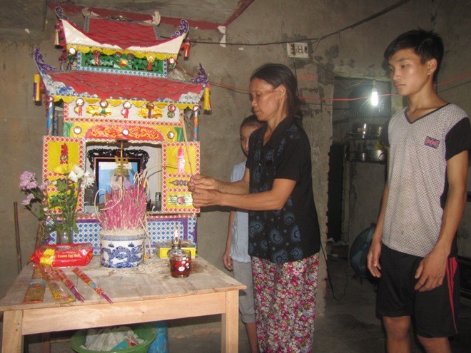 Mẹ con chị Hồng bên bàn thờ người chồng vừa mất. 