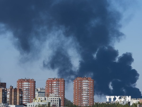 Khói bốc lên tại sân bay Donetsk sau vụ pháo kích hôm 3/10. (Nguồn: AFP/TTXVN)