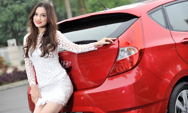 Thiếu nữ Việt đẹp dịu dàng bên Hyundai Accent Blue 2015