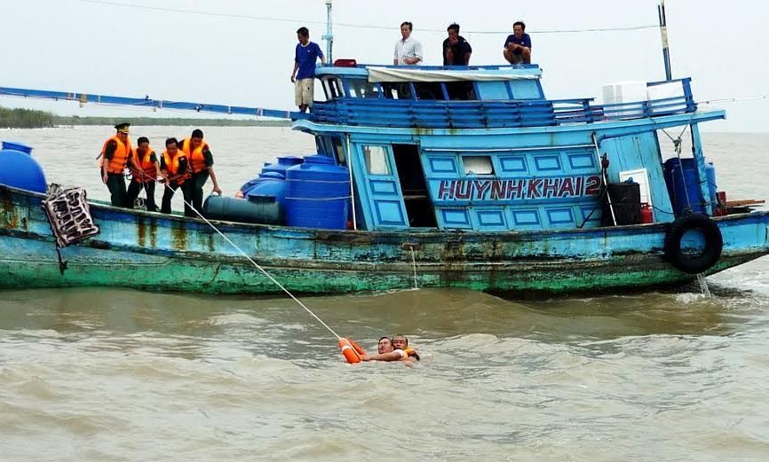 Giải cứu 6 ngư phủ bị chìm tàu trên biển