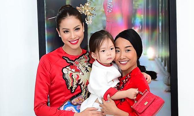 Ca sĩ Hồng Nhung, Đoan Trang diện áo dài đọ dáng cùng mỹ nhân Việt