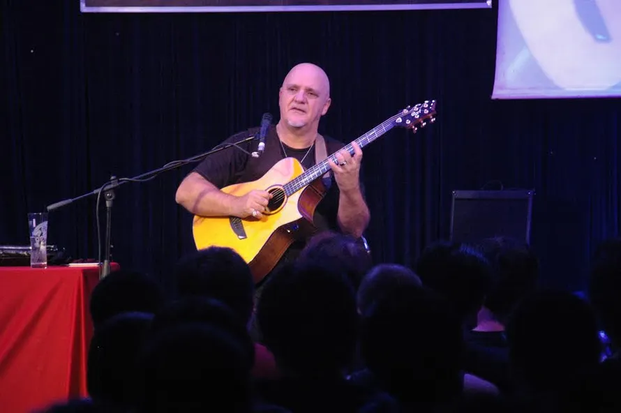 Nghệ sĩ ghi ta Frank Gambale.