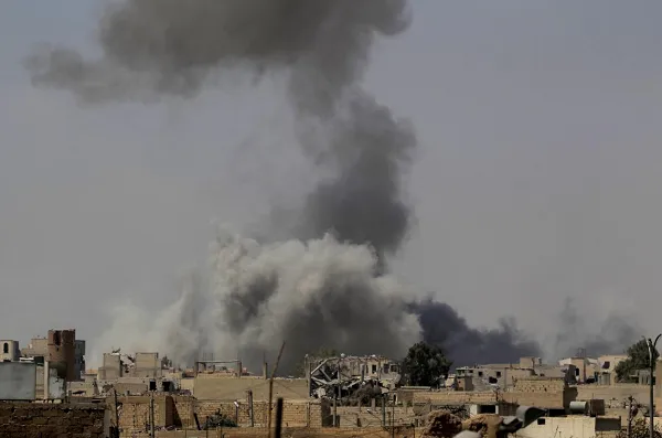 Những cột khói cao ngút trời và các công trình đổ nát từ lâu đã là hình ảnh quen thuộc ở Raqqa. Ảnh: Reuters