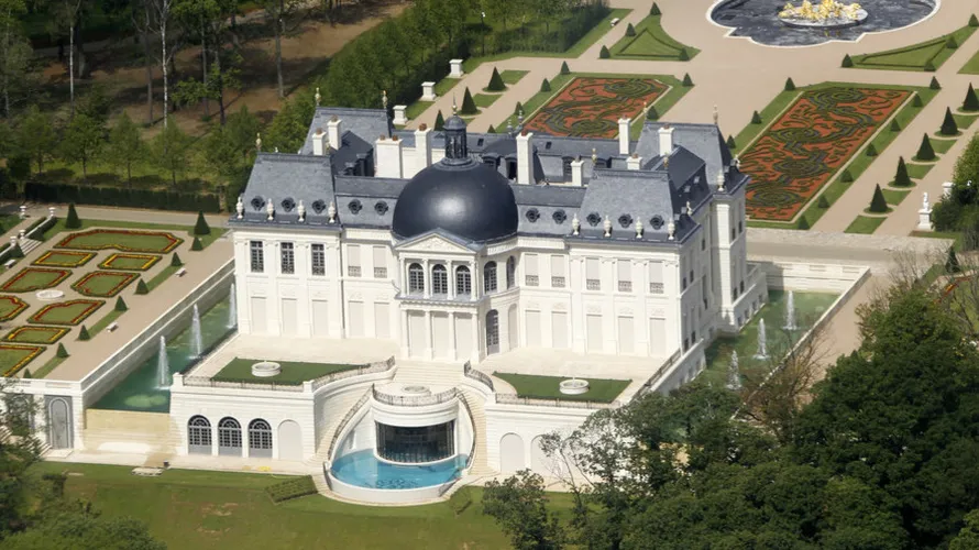 Lâu đài Chateau Louis XIV. Ảnh: Reuters