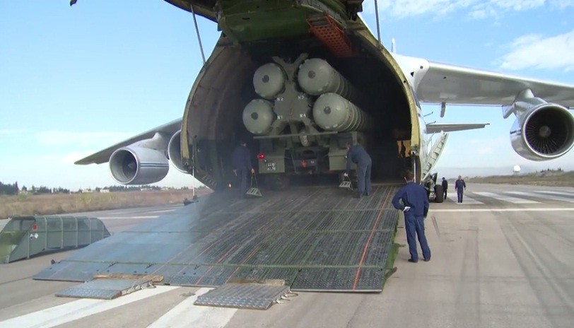 Máy bay Nga đưa "rồng lửa" S-400 đến Căn cứ Không quân Khmeimim ở Syria. Ảnh cắt từ video