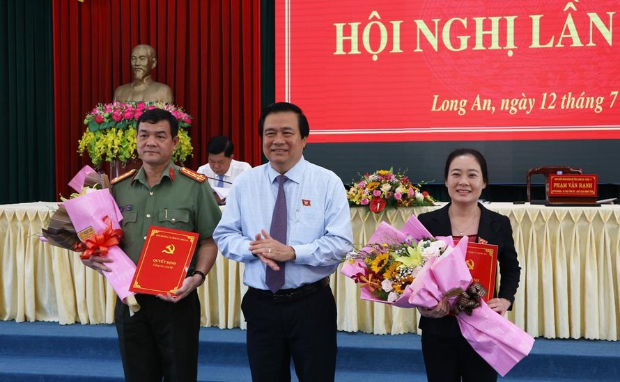 Bí thư Tỉnh ủy, Chủ tịch HĐND tỉnh Long An Phạm Văn Rạnh trao quyết định và chúc mừng các đồng chí Lê Hồng Nam, Huỳnh Thị Thu Năm.