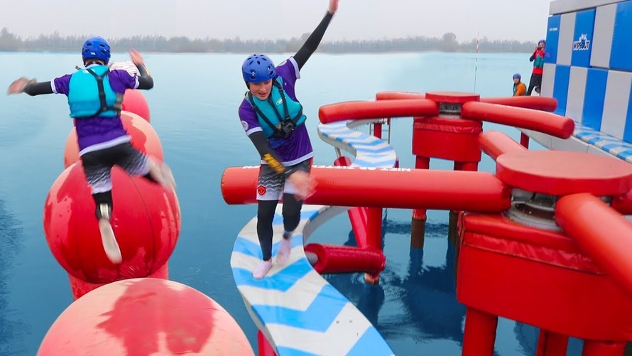 Người chơi trong "Wipeout" phải vượt chướng ngại vật để giành chiến thắng.