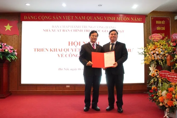 Đồng chí Hà Ban, Ủy viên Trung ương Đảng, Phó Trưởng Ban Tổ chức Trung ương trao quyết định bổ nhiệm cho PGS.TS Phạm Minh Tuấn. Ảnh:ĐCS