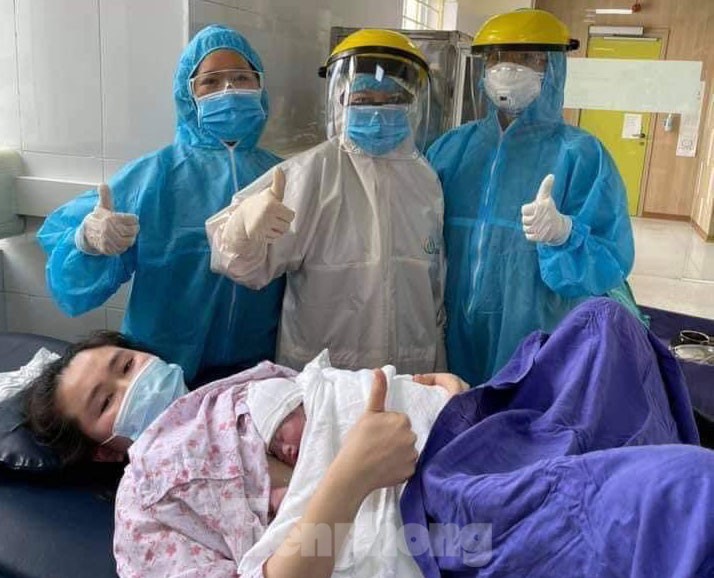 Em bé chào đời trong khu cách ly