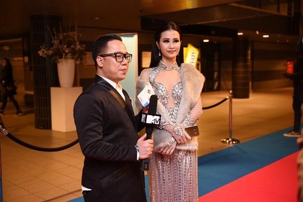 Đông Nhi trả lời phỏng vấn MTV Asia tại lễ trao giải EMA 2016