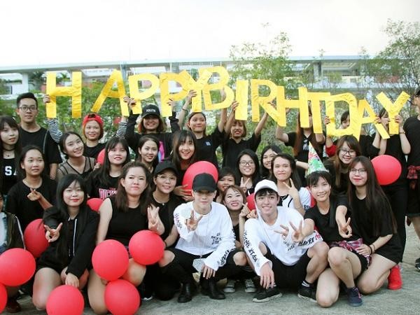 Toki (Uni5) được fan tổ chức sinh nhật bất ngờ