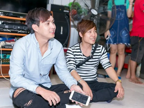 Hồ Quang Hiếu ngồi bệt song ca với cậu bạn có giọng hát giống mình