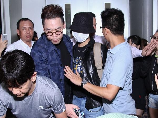 Tin nóng: Yesung (Super Junior) đã đến Việt Nam, được fan vây kín ở sân bay 