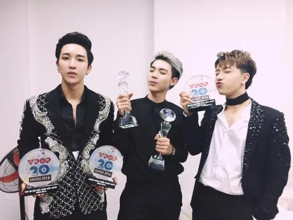 "Tân binh quái vật" Erik và MONSTAR bội thu trong mùa lễ trao giải