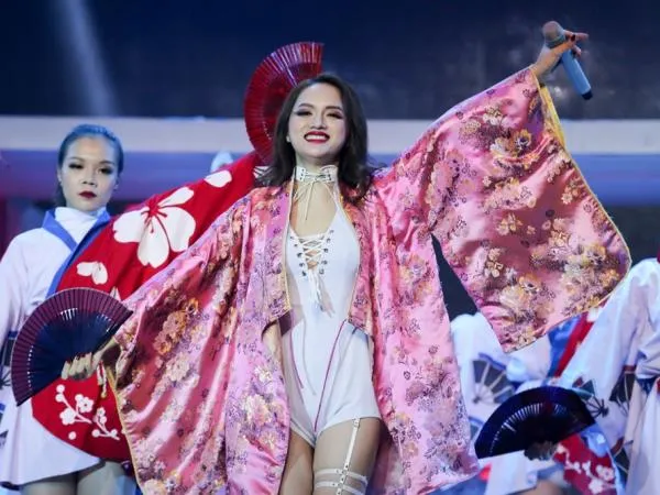 Loạt biểu cảm tự-tin-hết-phần-người khác của Hương Giang trong The Remix 
