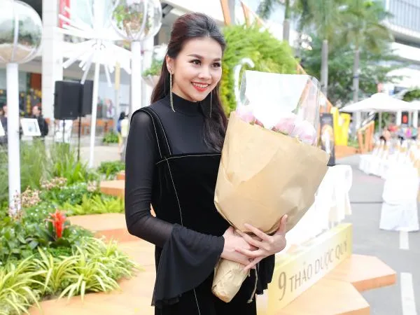 Siêu mẫu Thanh Hằng tươi cười rạng rỡ cùng bạn bè dạo đường hoa Xuân 