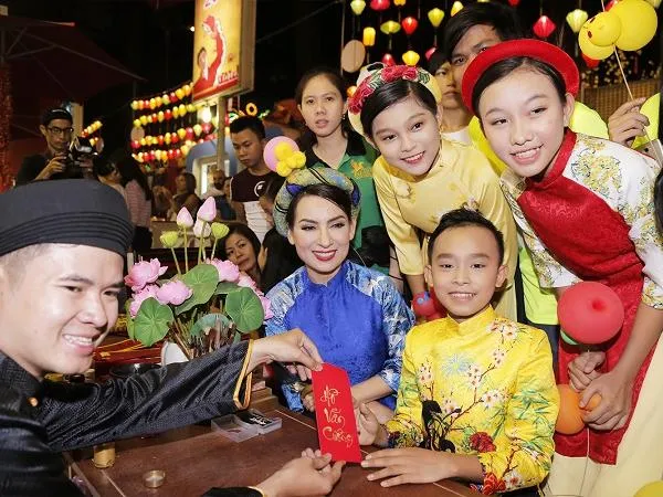 Hồ Văn Cường cười toe toét khi lần đầu được "xin chữ" ông đồ 