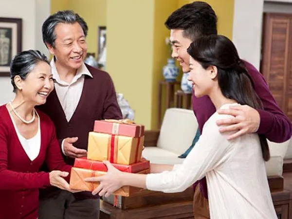 Cần chuẩn bị những gì cho lần đầu diện kiến mẹ của "gà bông"?